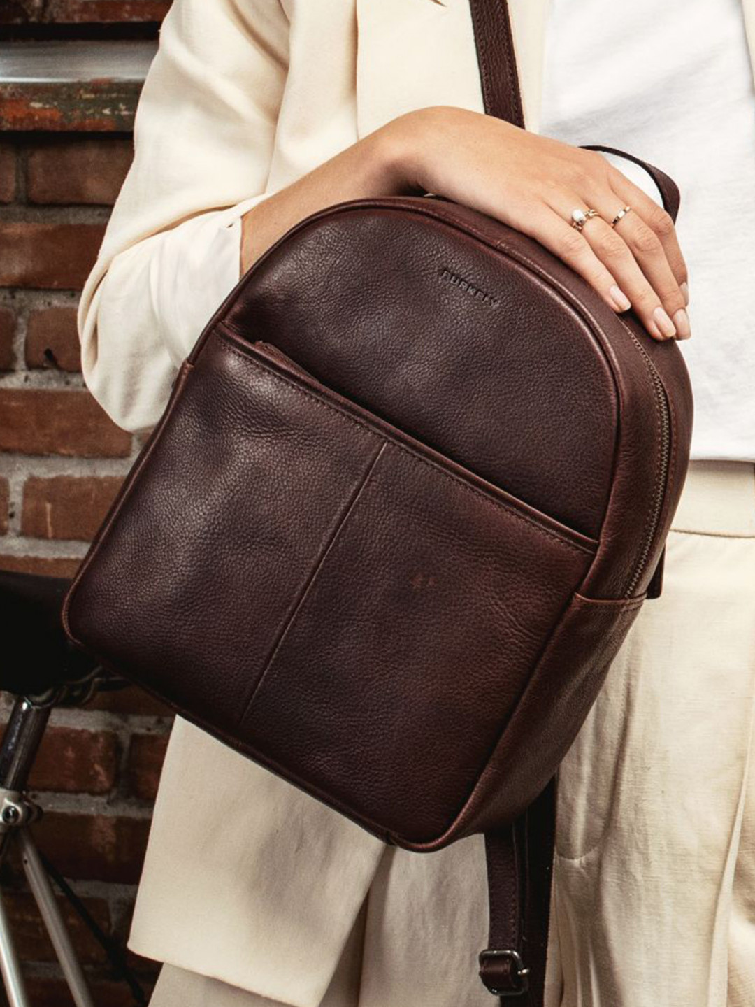 Dámský kožený batoh Burkely Terra – tmavě hnědá